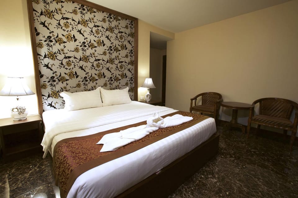 Bed, Photo of the whole room, Dining area, Bedroom