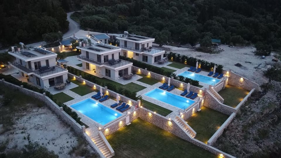 Property building, Bird's eye view, Pool view, Swimming pool, sunbed