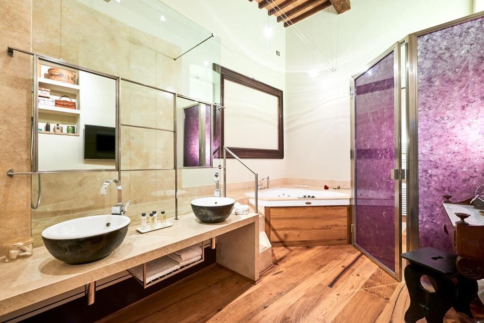 Shower, Toilet, Bathroom, TV and multimedia, Photo of the whole room, Bath, towels
