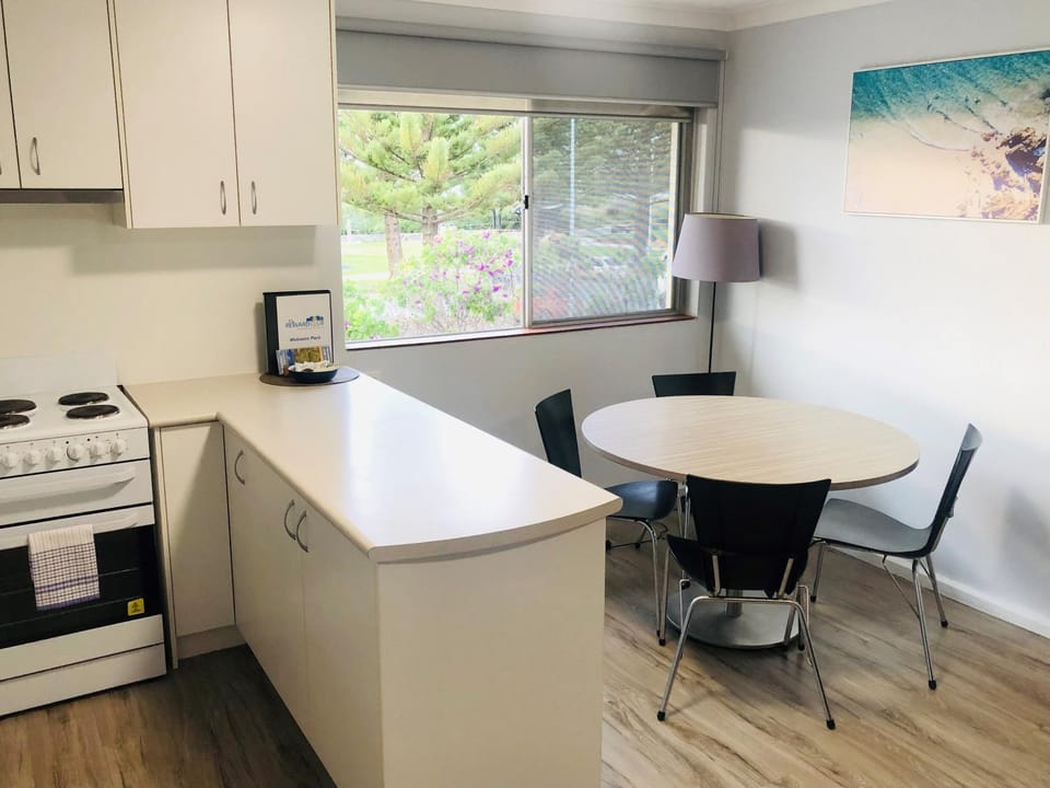 View (from property/room), Kitchen or kitchenette, Dining area
