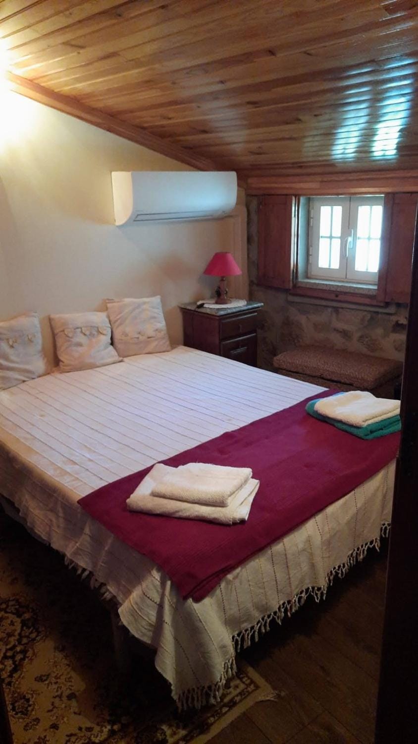 Bedroom, towels