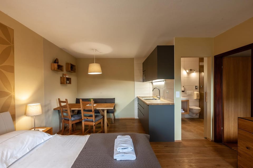 Kitchen or kitchenette, Living room, Seating area, Dining area