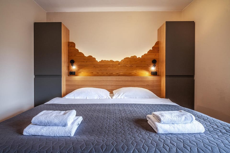 Bed, towels