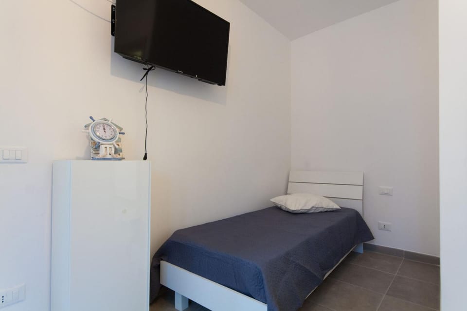 Bed, TV and multimedia, Bedroom