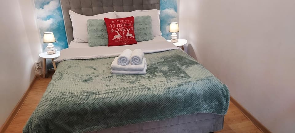 Photo of the whole room, Bedroom, towels