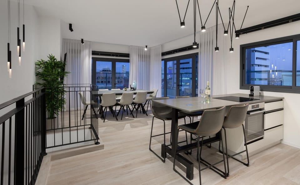 Photo of the whole room, Dining area