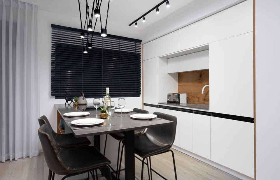 Kitchen or kitchenette, Dining area