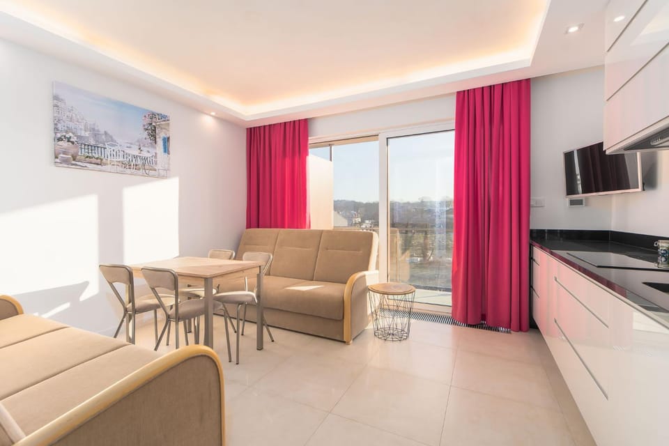 Kitchen or kitchenette, Living room, Seating area, Dining area