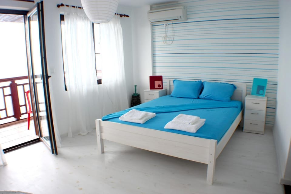 Photo of the whole room, Decorative detail