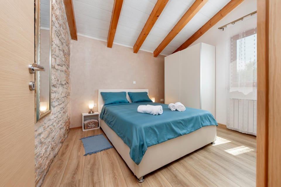 Bed, Bedroom, towels
