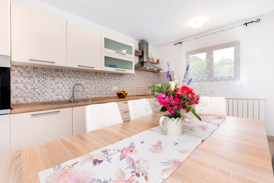 Seating area, kitchen