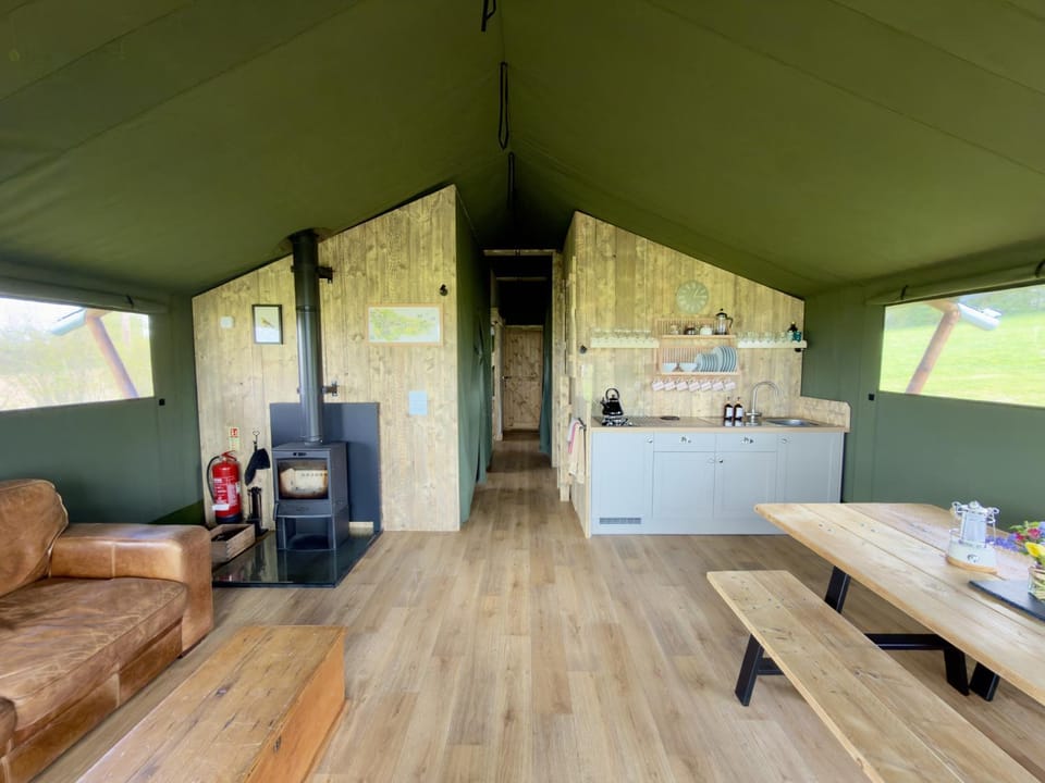 Kitchen or kitchenette, Living room, Seating area, Dining area