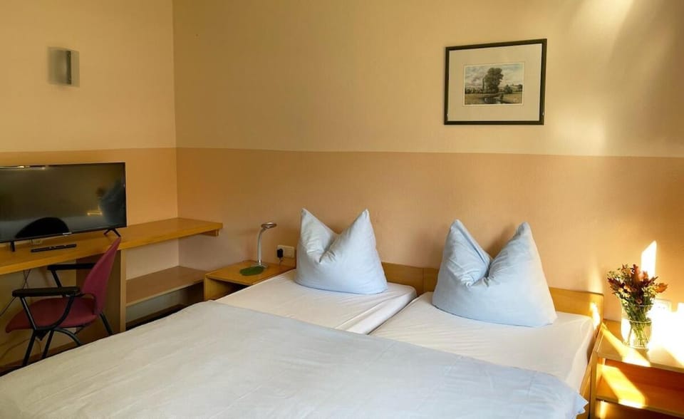 Bed, TV and multimedia, Bedroom