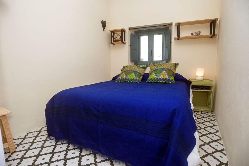 Bed, Photo of the whole room, Bedroom, fireplace