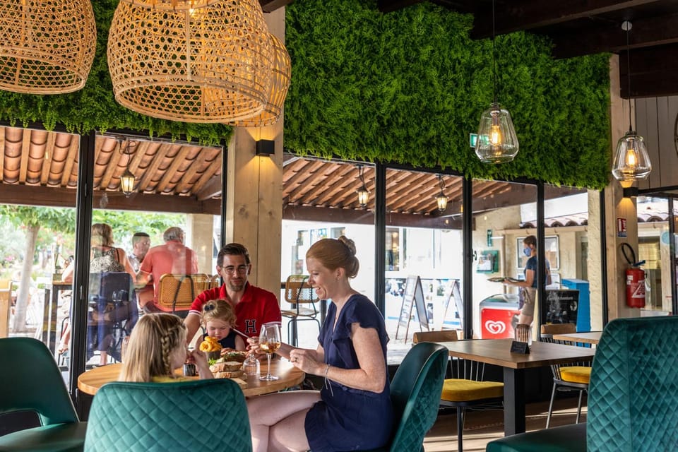 Restaurant/places to eat, Lounge or bar