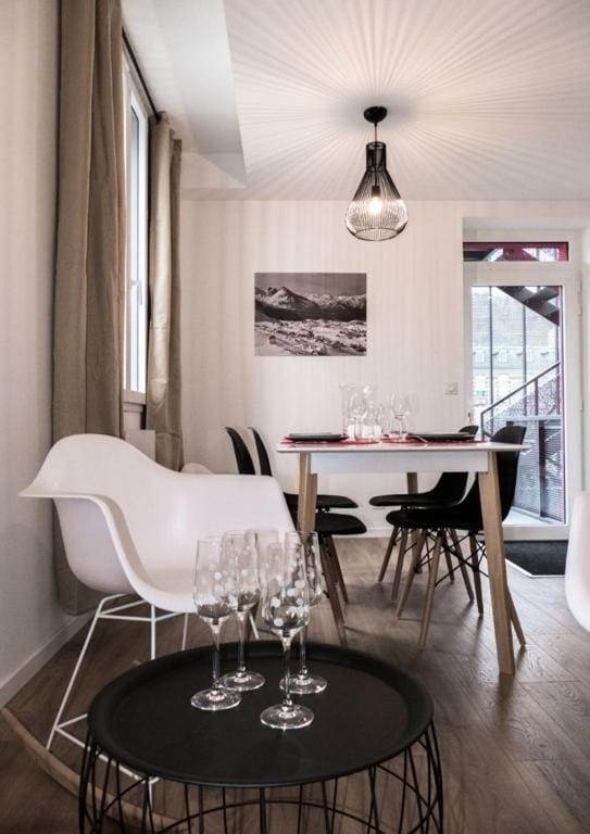 Living room, Dining area