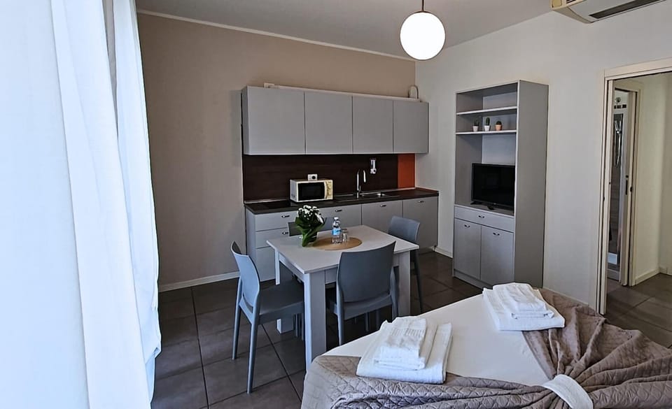 Kitchen or kitchenette, Dining area, stove