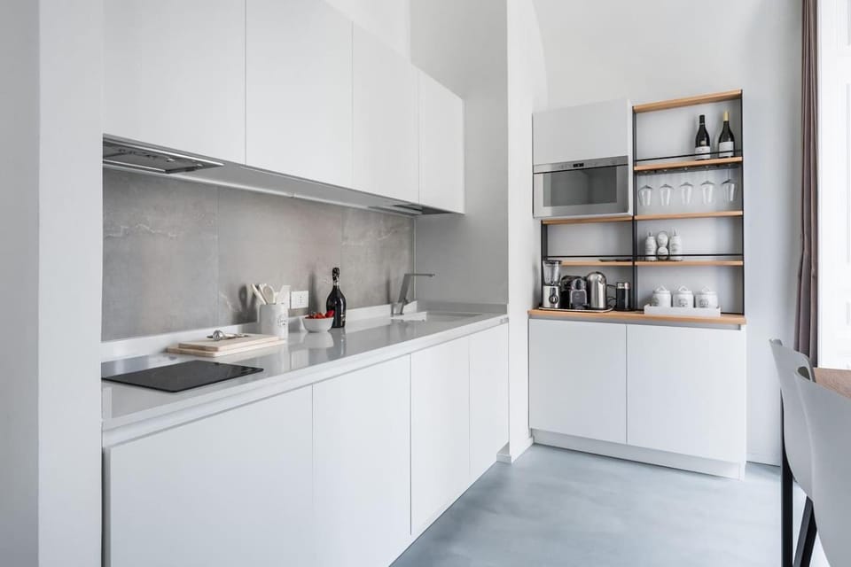 Coffee/tea facilities, Kitchen or kitchenette, stove