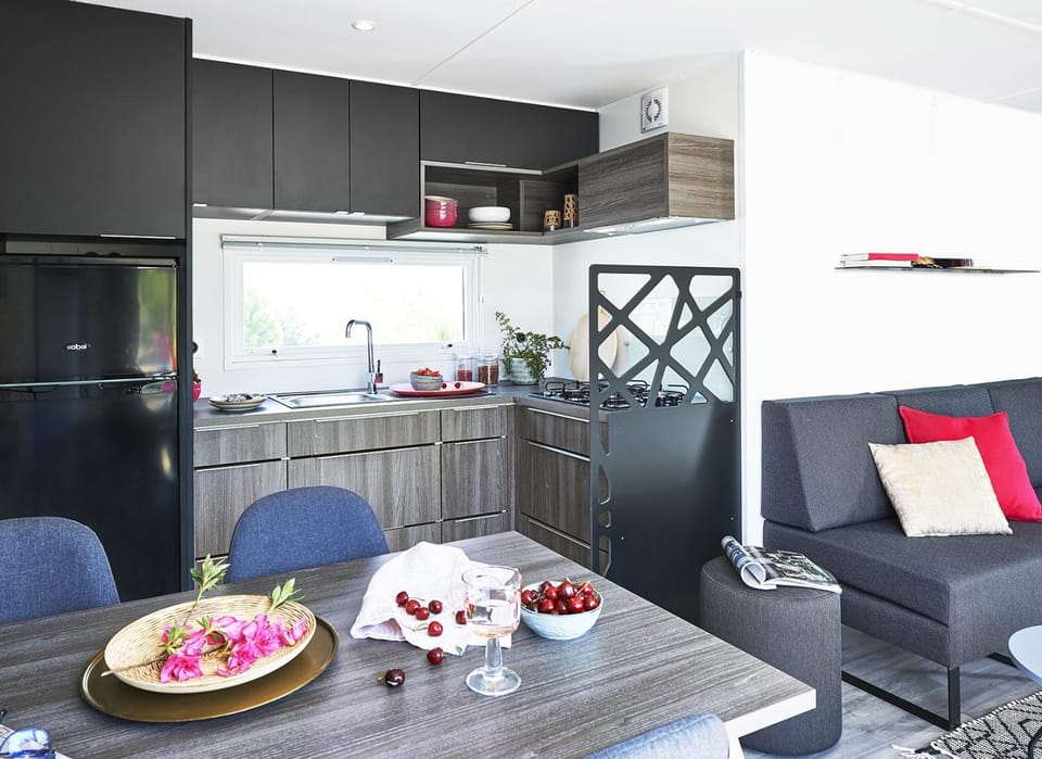 Kitchen or kitchenette, Dining area