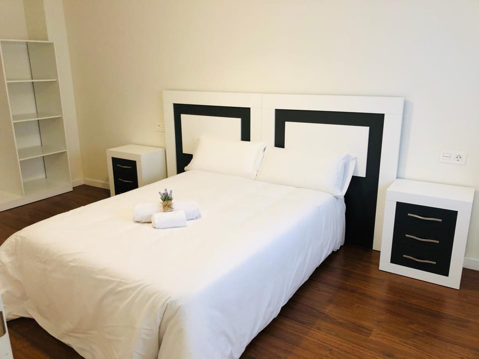 Photo of the whole room, Bedroom