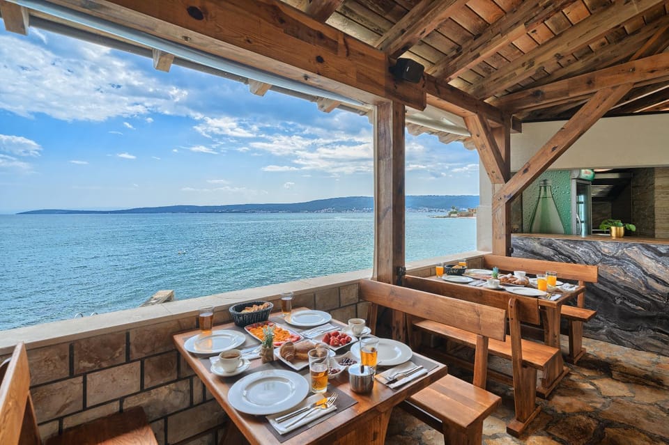 Restaurant/places to eat, Balcony/Terrace, Food and drinks, Seating area, Food, Sea view, Drinks