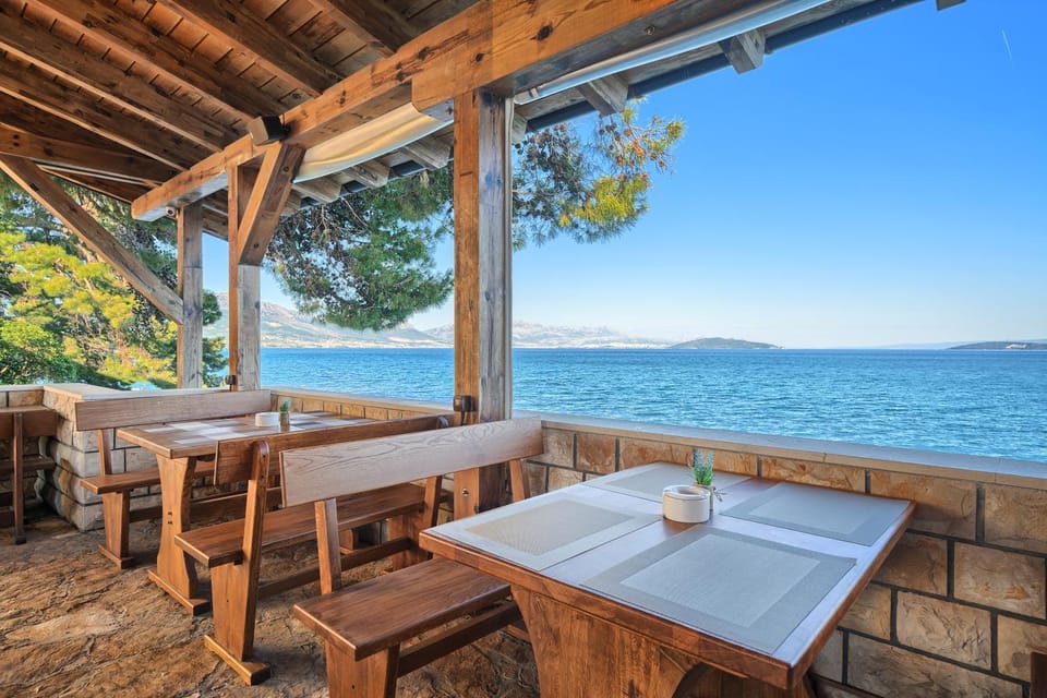 Restaurant/places to eat, View (from property/room), Balcony/Terrace, Sea view