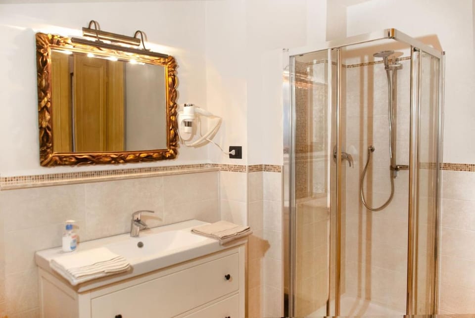 Shower, Bathroom, towels