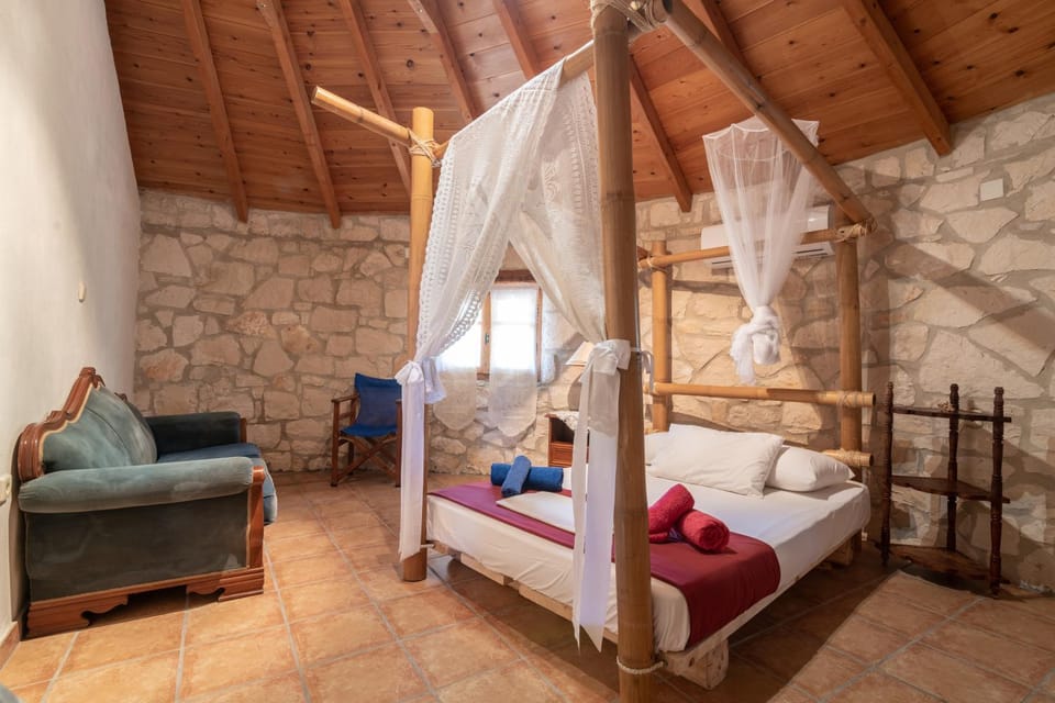 Bedroom, bunk bed