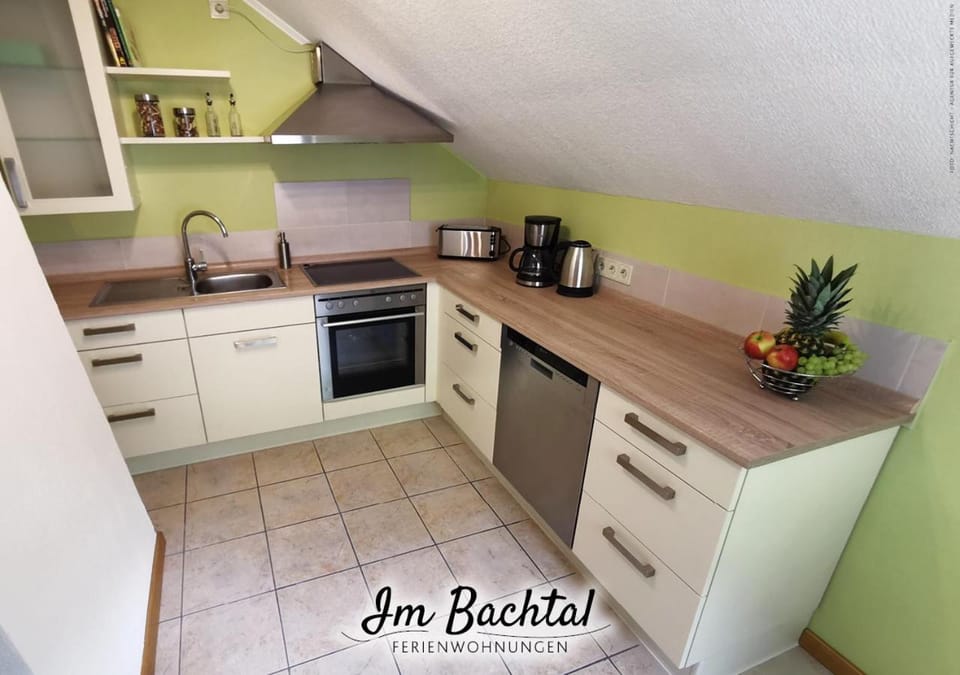 Coffee/tea facilities, Kitchen or kitchenette, dishwasher, oven, stove, toaster