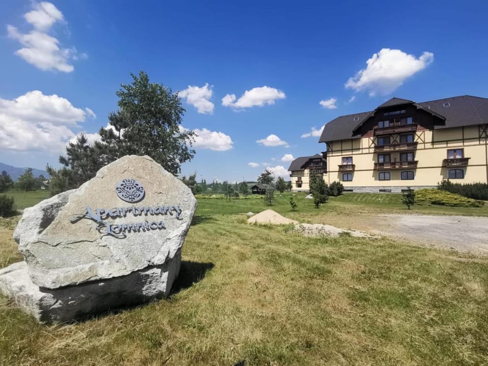 Property building, Nearby landmark, Neighbourhood