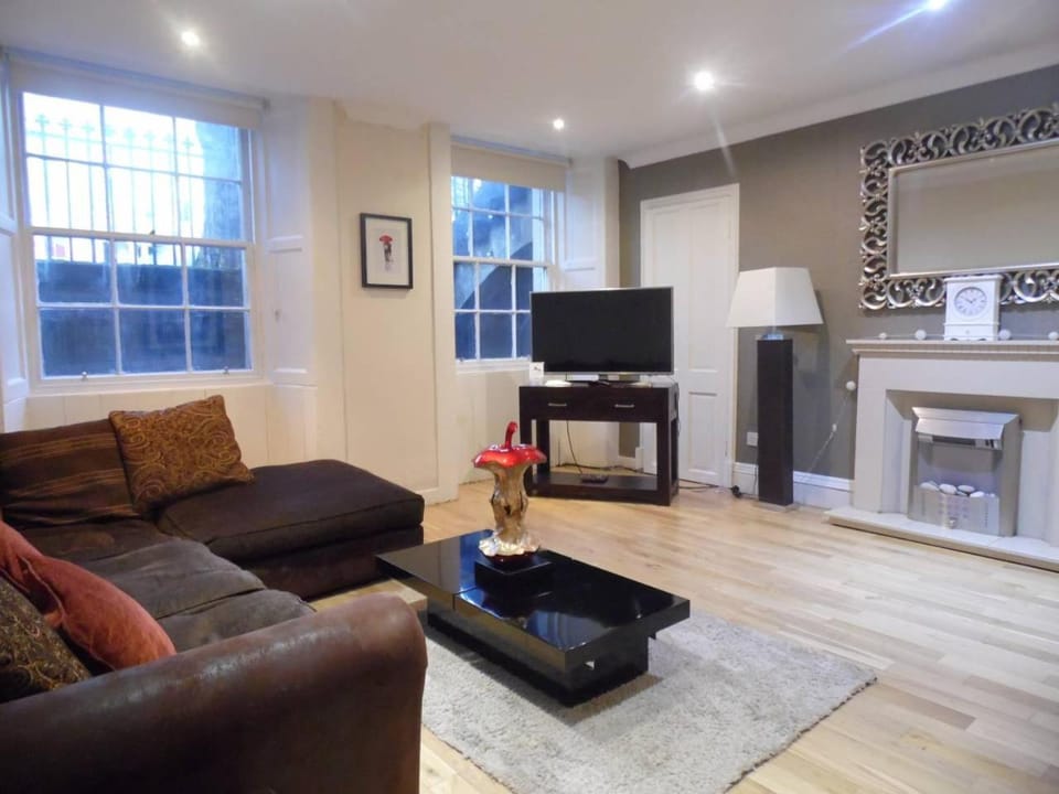 WEST END -Stunning, 2 bedroom, main door flat with private parking Apartment in Glasgow