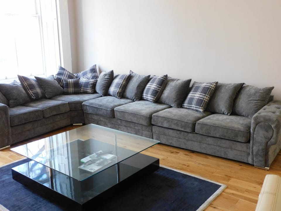 WEST END - Stunning, spacious, 3 bedroom, main door flat with private parking Apartment in Glasgow
