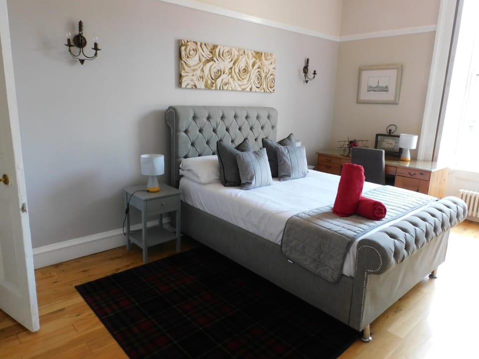 WEST END - Stunning, spacious, 3 bedroom, main door flat with private parking Apartment in Glasgow