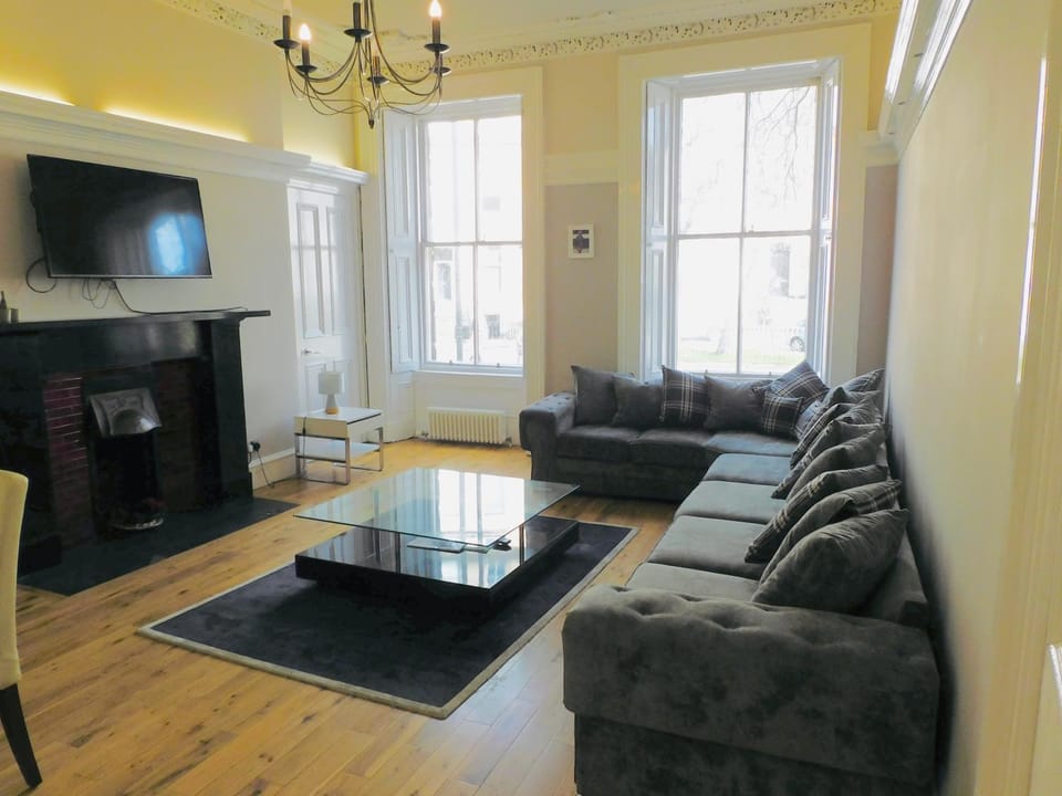 WEST END - Stunning, spacious, 3 bedroom, main door flat with private parking Apartment in Glasgow