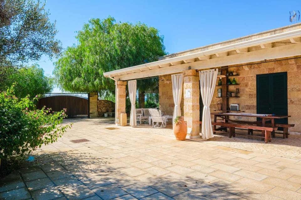 Property building, Patio, Day, Garden, Dining area, Garden view