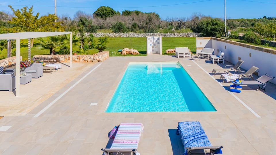 Day, Natural landscape, Pool view, Swimming pool, sunbed