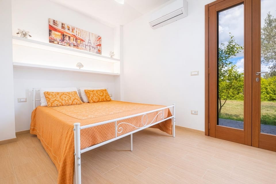Bed, Photo of the whole room, Bedroom, air conditioner