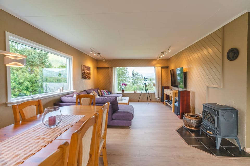 Communal lounge/ TV room, TV and multimedia, Living room, Seating area, Dining area, Evening entertainment