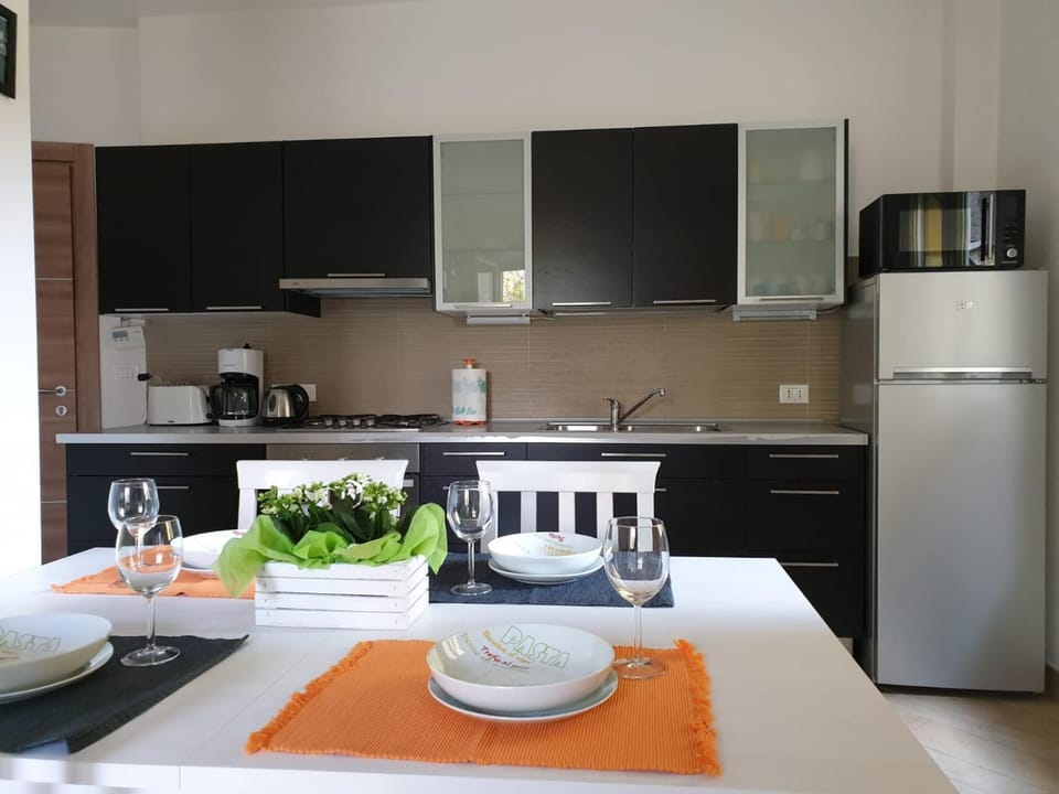 Kitchen or kitchenette, Dining area