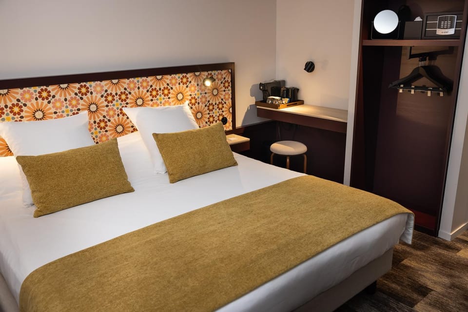 Property building, Bed, Photo of the whole room, Bedroom