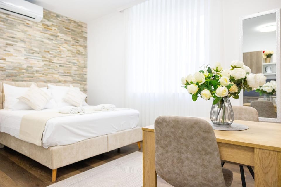 Bed, Photo of the whole room, Seating area, Bedroom, air conditioner