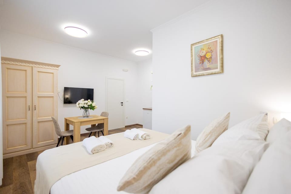 Bed, TV and multimedia, Seating area, Bedroom