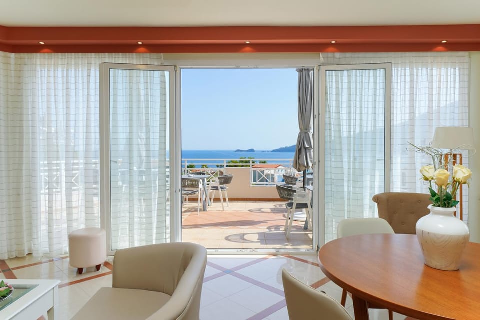 Balcony/Terrace, Living room, Seating area, Sea view