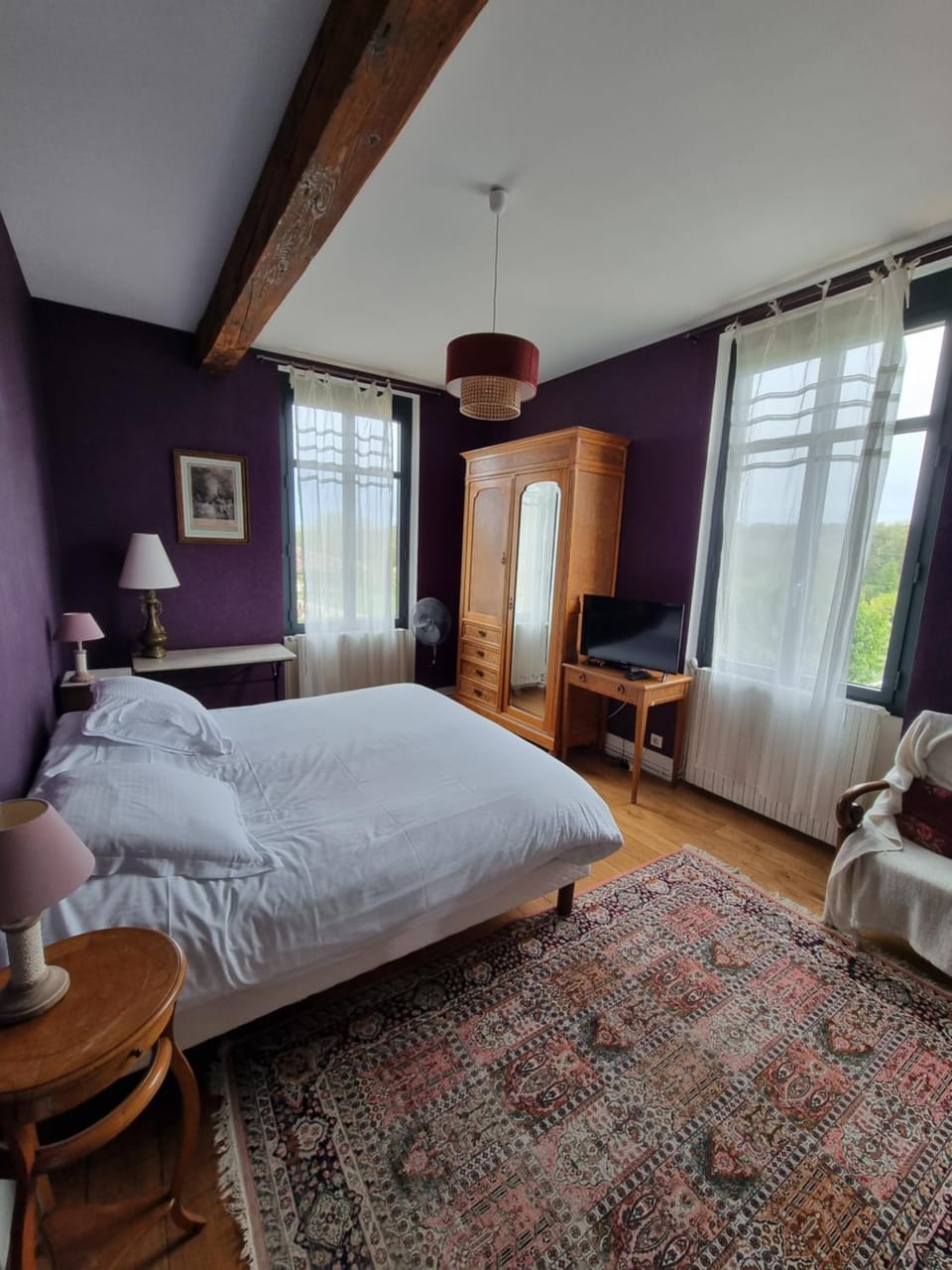 Bed, Photo of the whole room, Seating area, Bedroom