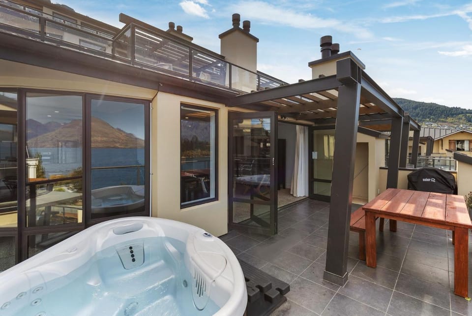 Beacon Lakeside Luxury 908 - 3 Bedroom Apartment in Queenstown