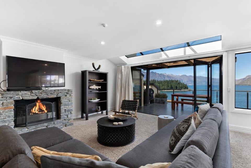 Beacon Lakeside Luxury 908 - 3 Bedroom Apartment in Queenstown