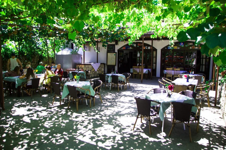 Restaurant/places to eat, Restaurant/places to eat, Food and drinks