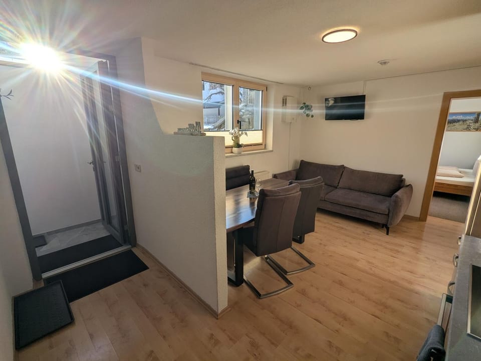 TV and multimedia, Kitchen or kitchenette, Living room, Seating area, Dining area