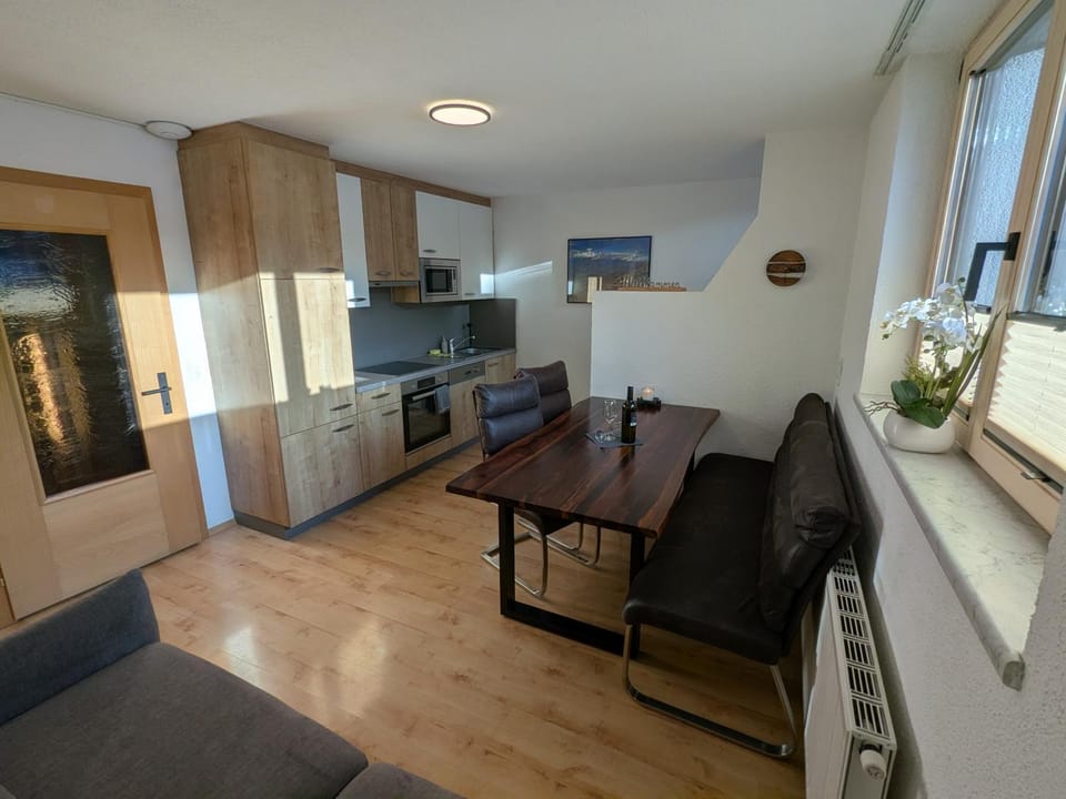 TV and multimedia, Kitchen or kitchenette, Living room, Seating area, Dining area, dishwasher, oven, stove