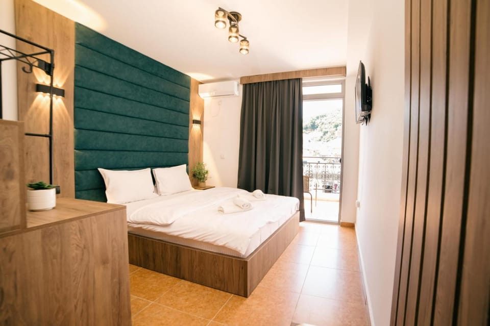 Bed, TV and multimedia, Photo of the whole room, Bedroom, towels, wardrobe